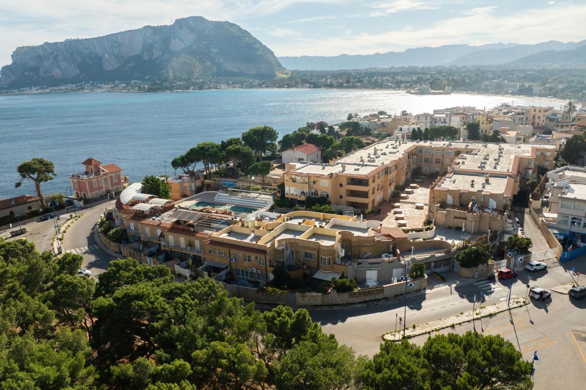 Medea Mondello Holiday Екстериор снимка